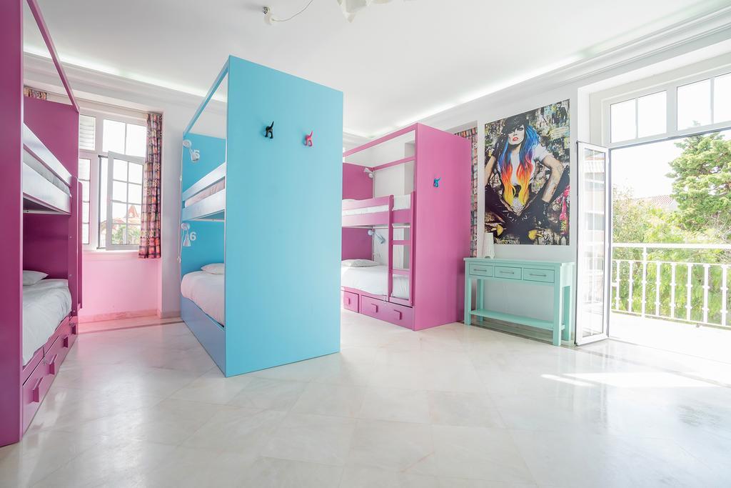 Blue Boutique Hostel & Suites Эшторил Экстерьер фото