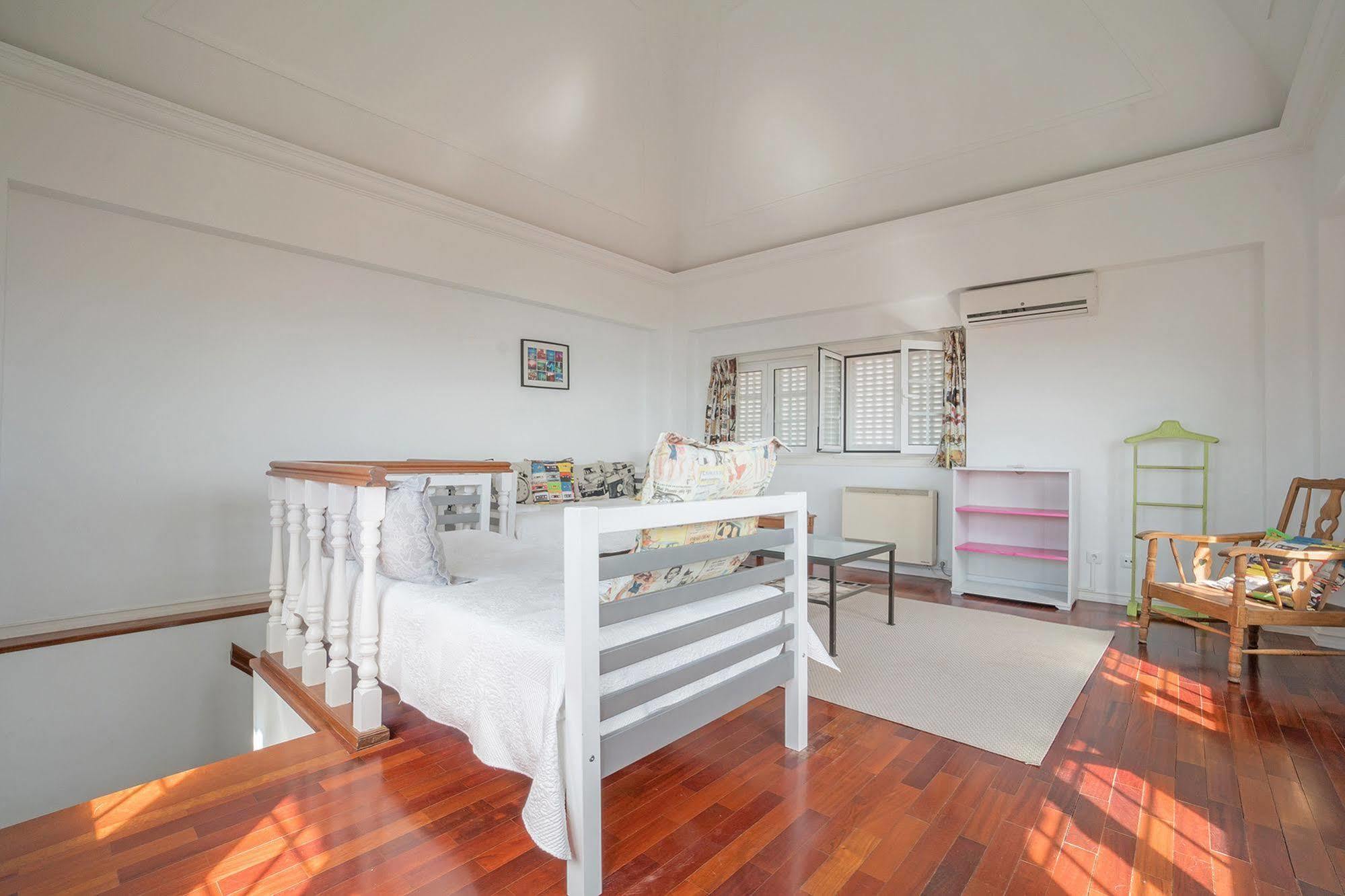 Blue Boutique Hostel & Suites Эшторил Экстерьер фото