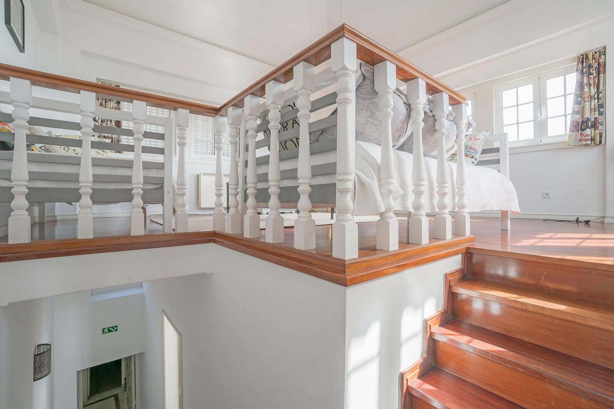 Blue Boutique Hostel & Suites Эшторил Экстерьер фото